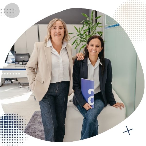 Foto de Maricarmen y Cristina fundadoras de Inages Asesores