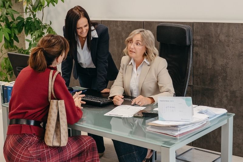 Gestoras de Inages Asesores asesorando a una clienta en la oficina, par al creación de su empresa