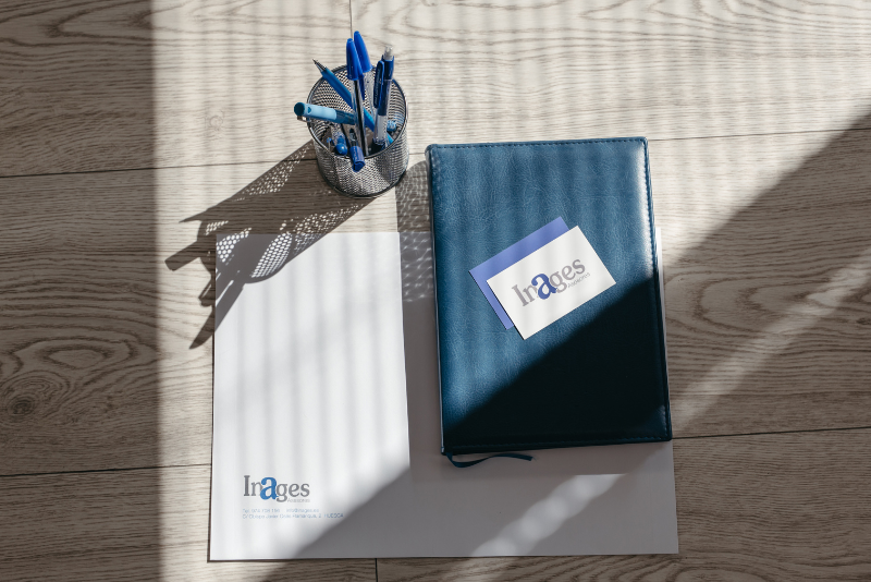 Documentos legales y carpetas sobre una mesa, representando la constitución de sociedades y trámites mercantiles en Inages Asesores