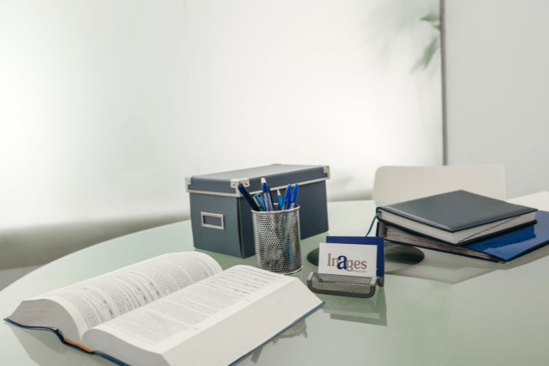 Mesa de trabajo con carpetas y documentos en la oficina de Inages Asesores, gestión contable profesional